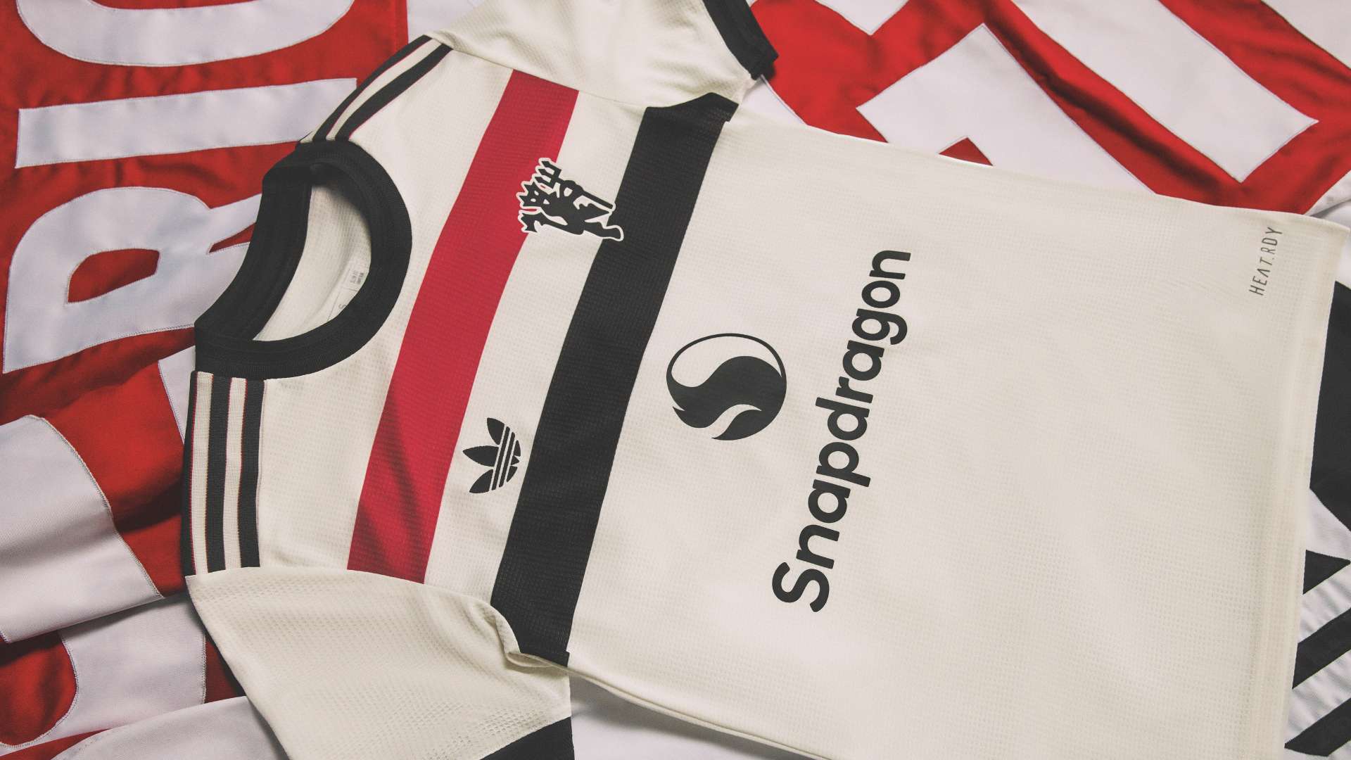 九游娱乐线上平台：畅享FUNtastic五人制足球，无钉鞋更自在！