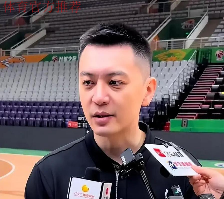 杨鸣调侃:年轻队员比较多,要考虑潜力赛是否让李晓旭上场 杨鸣调侃:年轻队员比较多,要考虑潜力赛是否让李晓旭上场